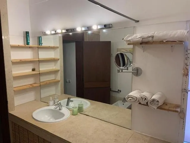 Exclusive Beachfront House Апартаменты *